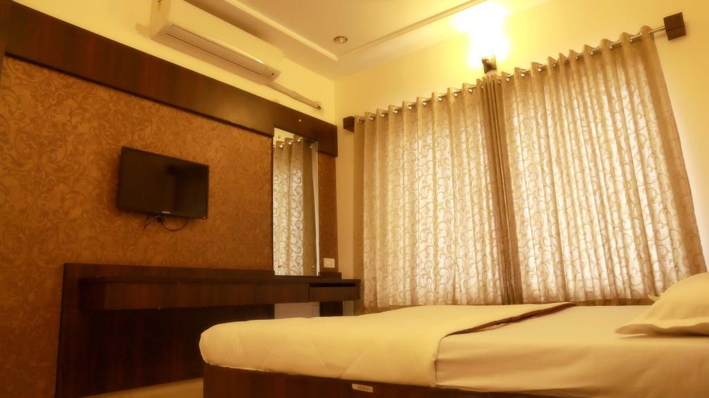 Hotel Sai Ramanand Ширді Екстер'єр фото
