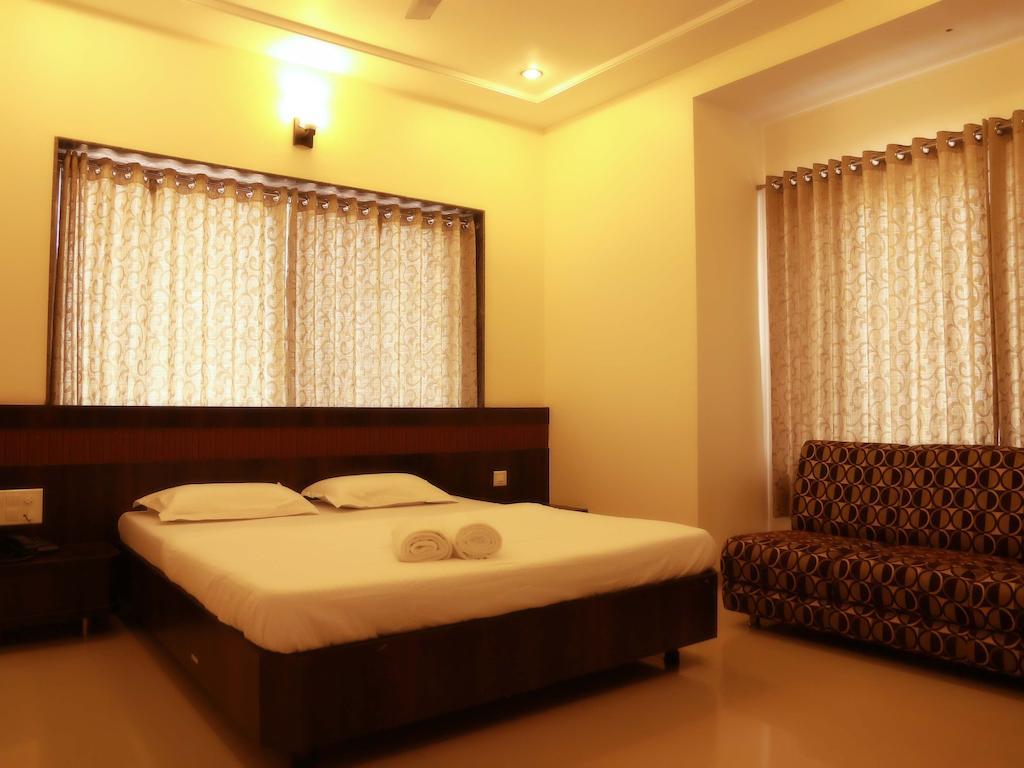 Hotel Sai Ramanand Ширді Екстер'єр фото