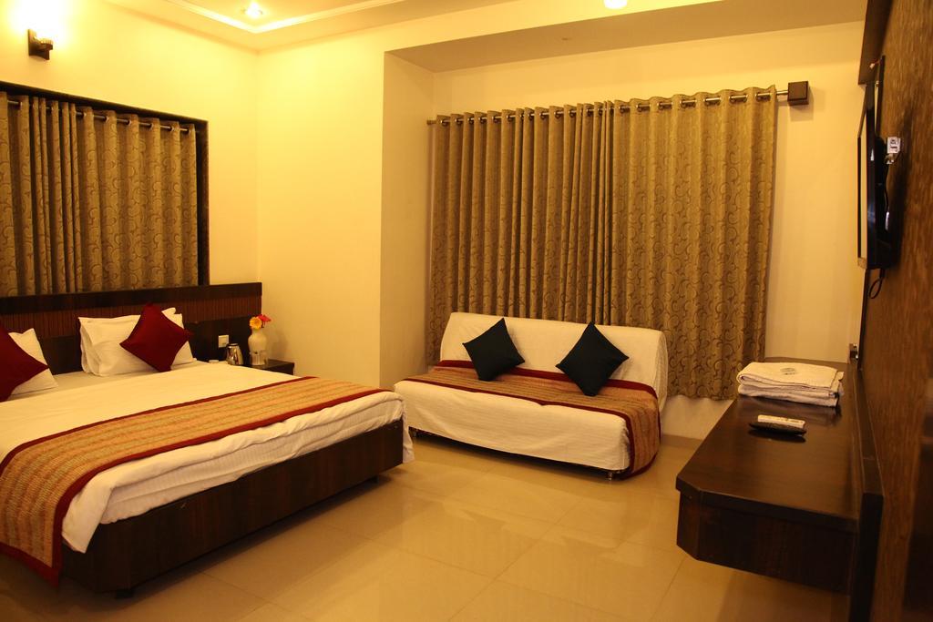 Hotel Sai Ramanand Ширді Екстер'єр фото