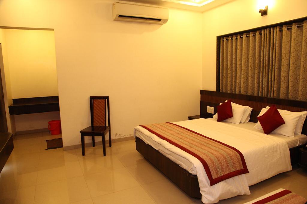 Hotel Sai Ramanand Ширді Екстер'єр фото