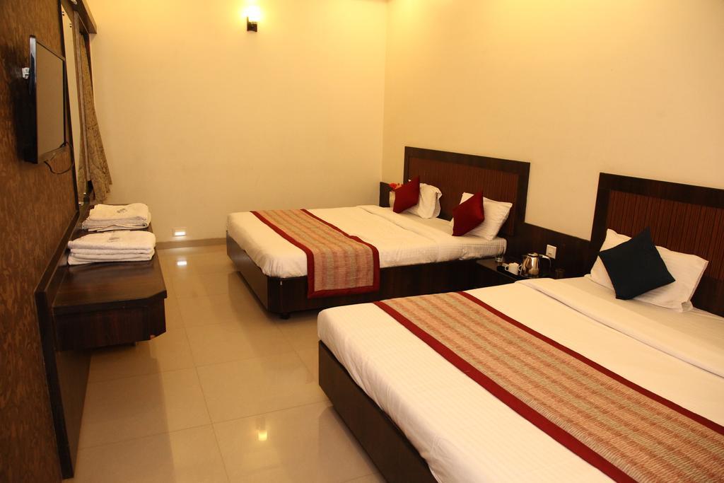 Hotel Sai Ramanand Ширді Екстер'єр фото