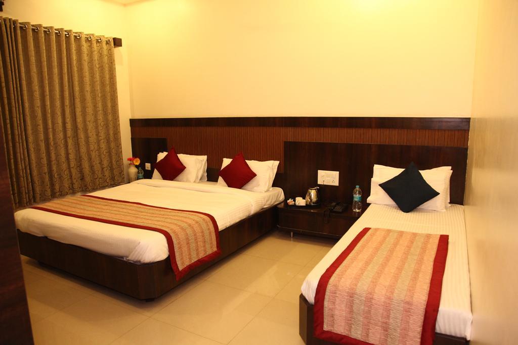 Hotel Sai Ramanand Ширді Екстер'єр фото