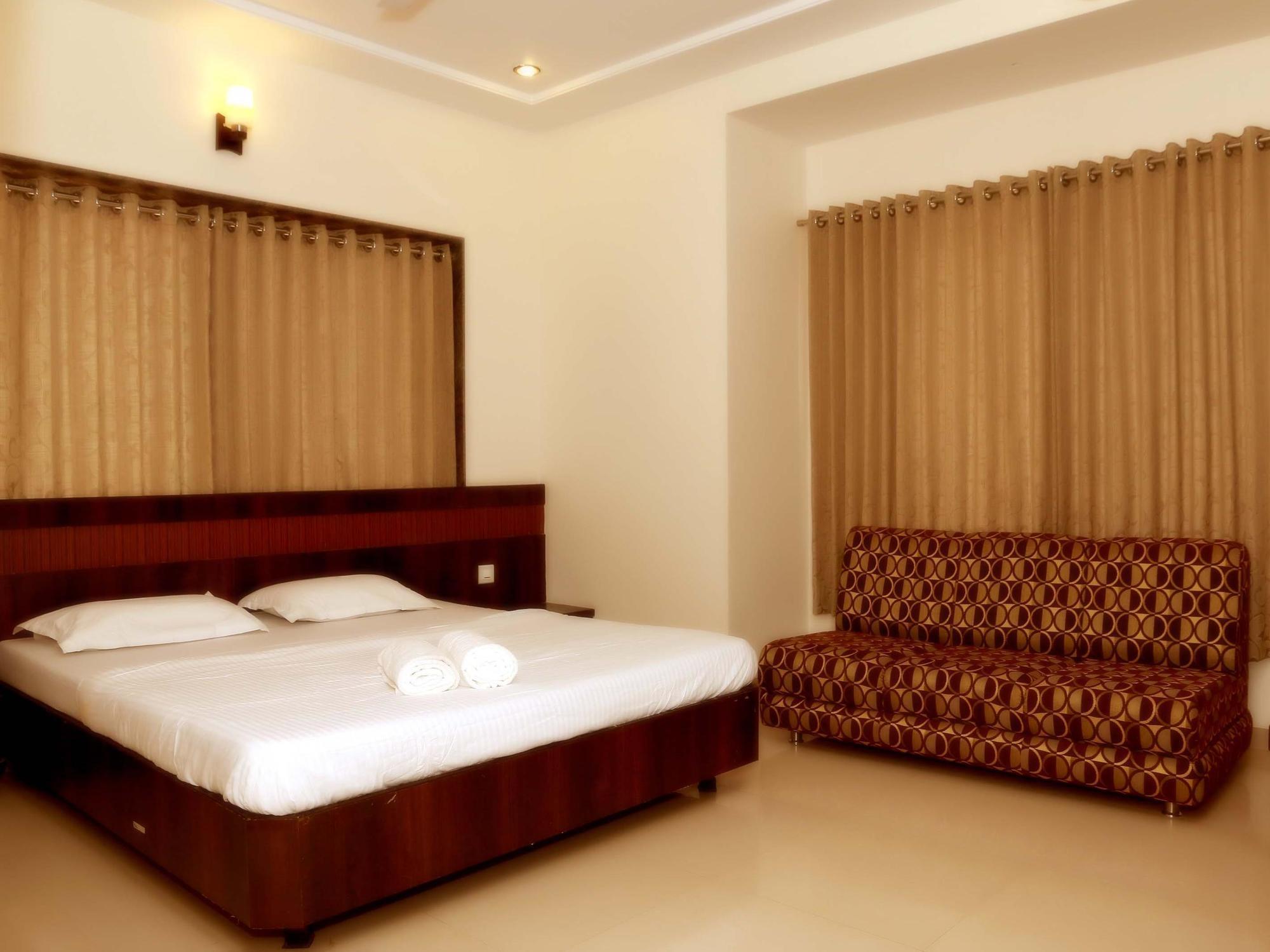 Hotel Sai Ramanand Ширді Екстер'єр фото