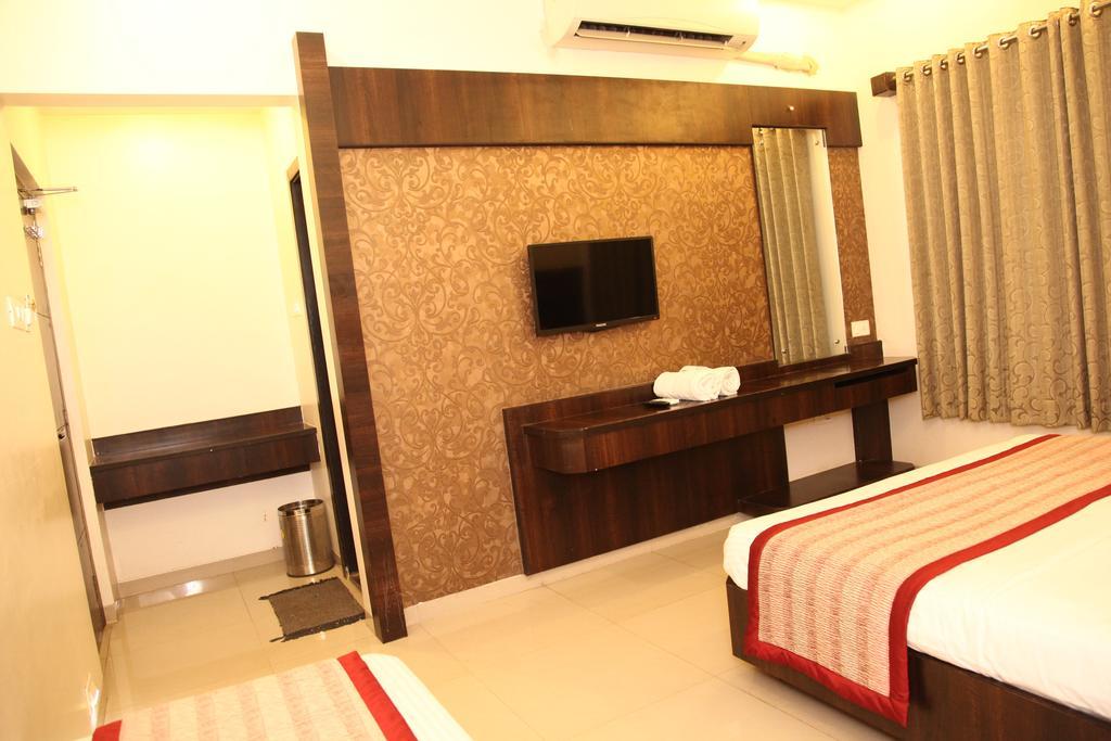 Hotel Sai Ramanand Ширді Екстер'єр фото