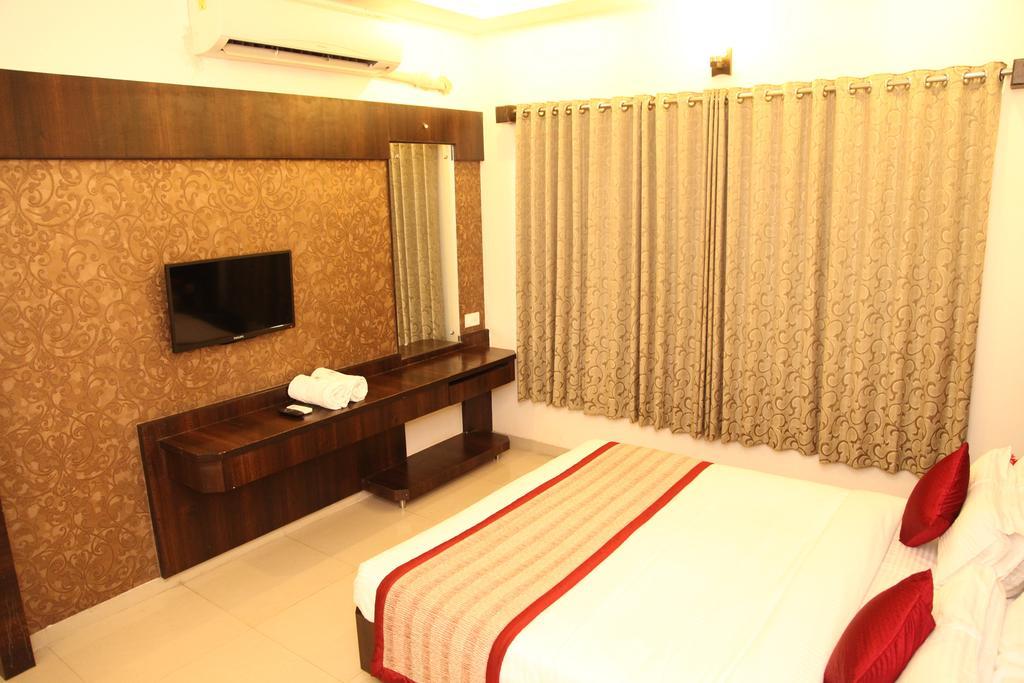 Hotel Sai Ramanand Ширді Екстер'єр фото