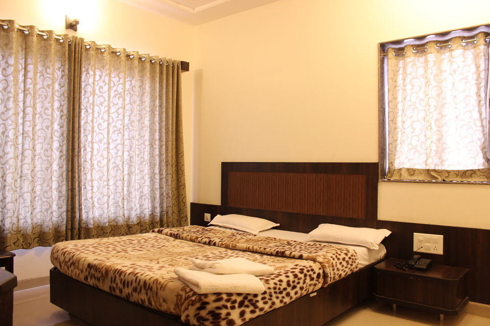 Hotel Sai Ramanand Ширді Екстер'єр фото