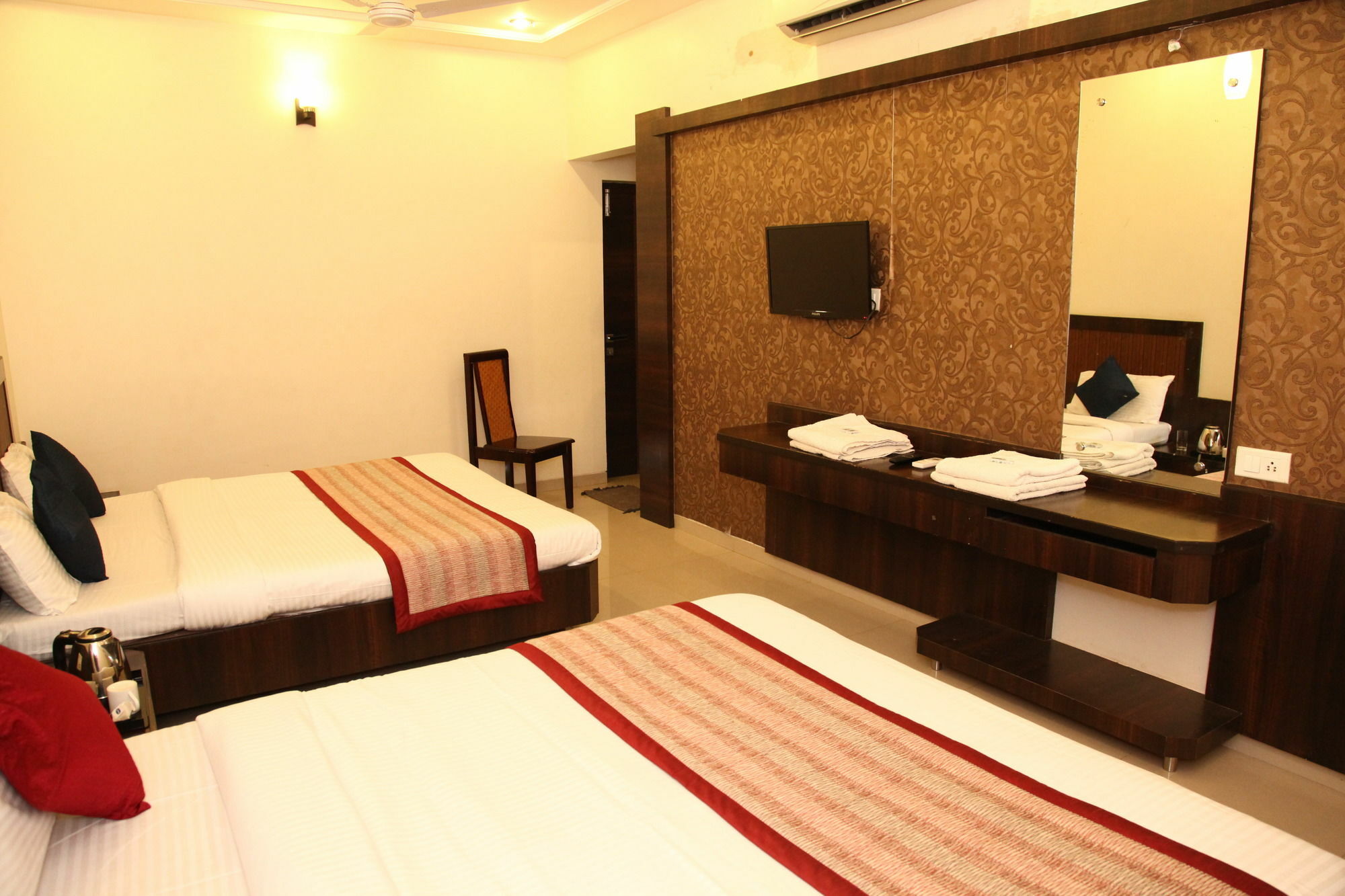 Hotel Sai Ramanand Ширді Екстер'єр фото