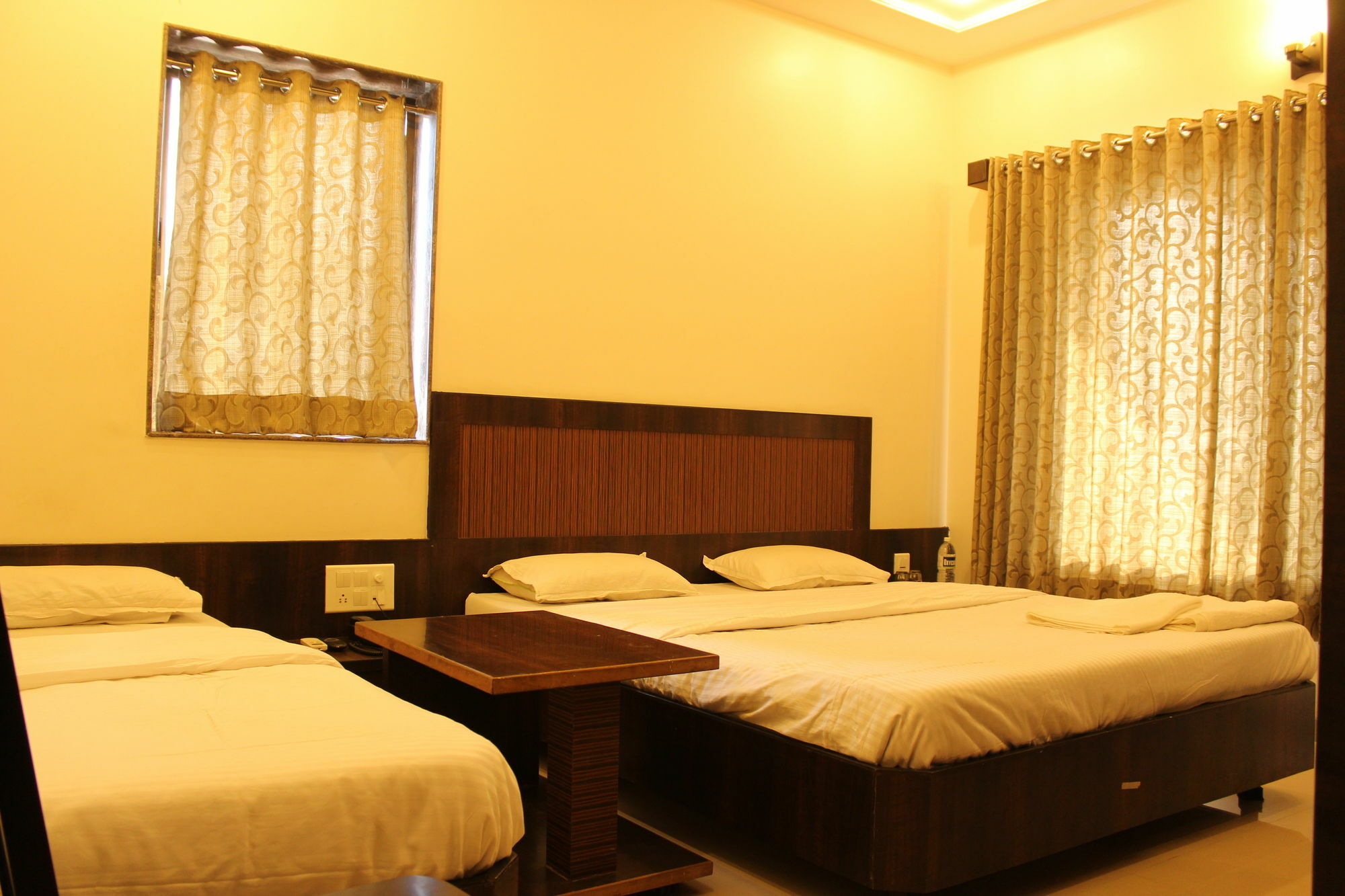 Hotel Sai Ramanand Ширді Екстер'єр фото