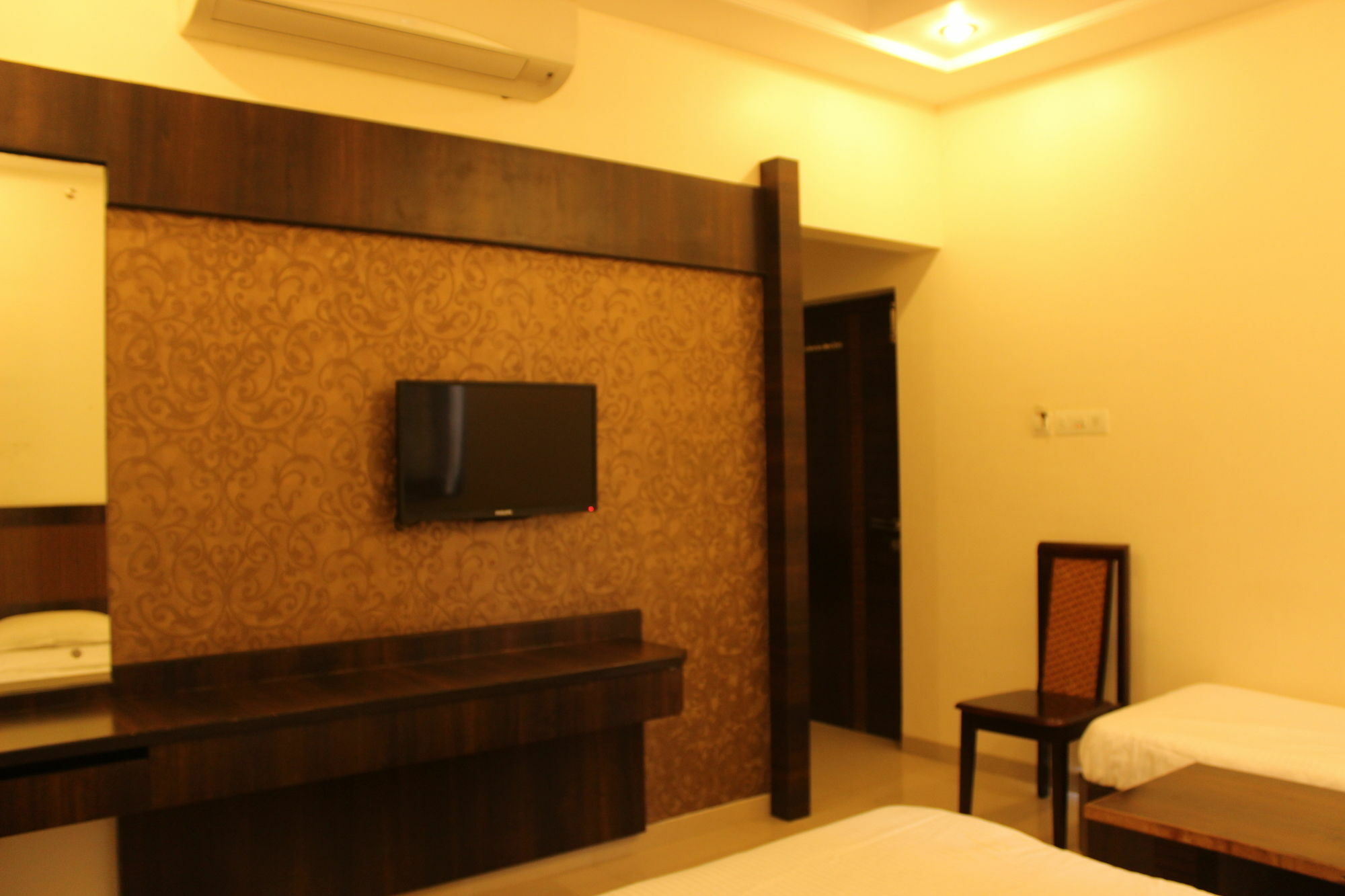 Hotel Sai Ramanand Ширді Екстер'єр фото